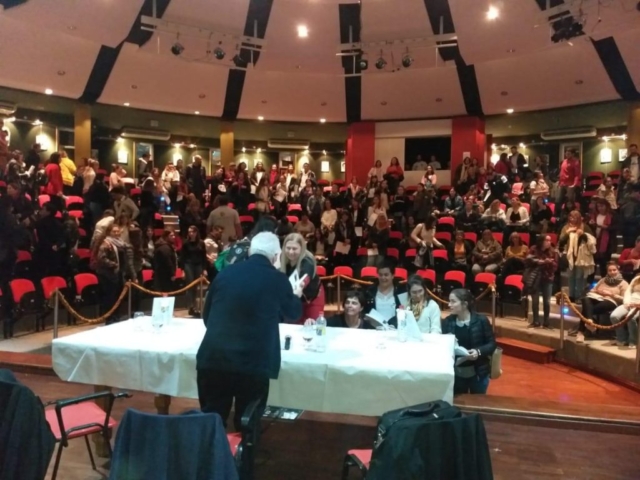 conferencia sobre Niños y Adolescentes en el Auditorio de la Unión Obrera Metalúrgica de Villa Constitución